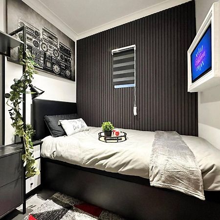 Boutique Backyard Bungalow - Brimsdown Енфийлд Екстериор снимка