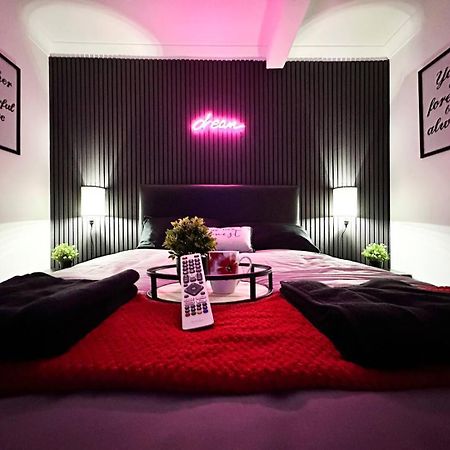 Boutique Backyard Bungalow - Brimsdown Енфийлд Екстериор снимка