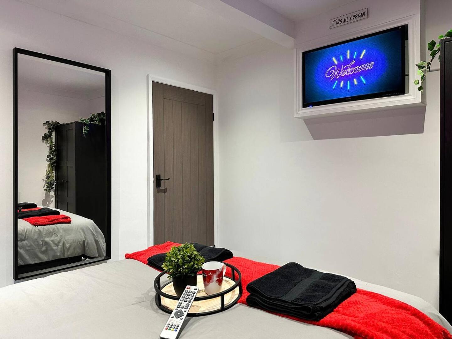 Boutique Backyard Bungalow - Brimsdown Енфийлд Екстериор снимка