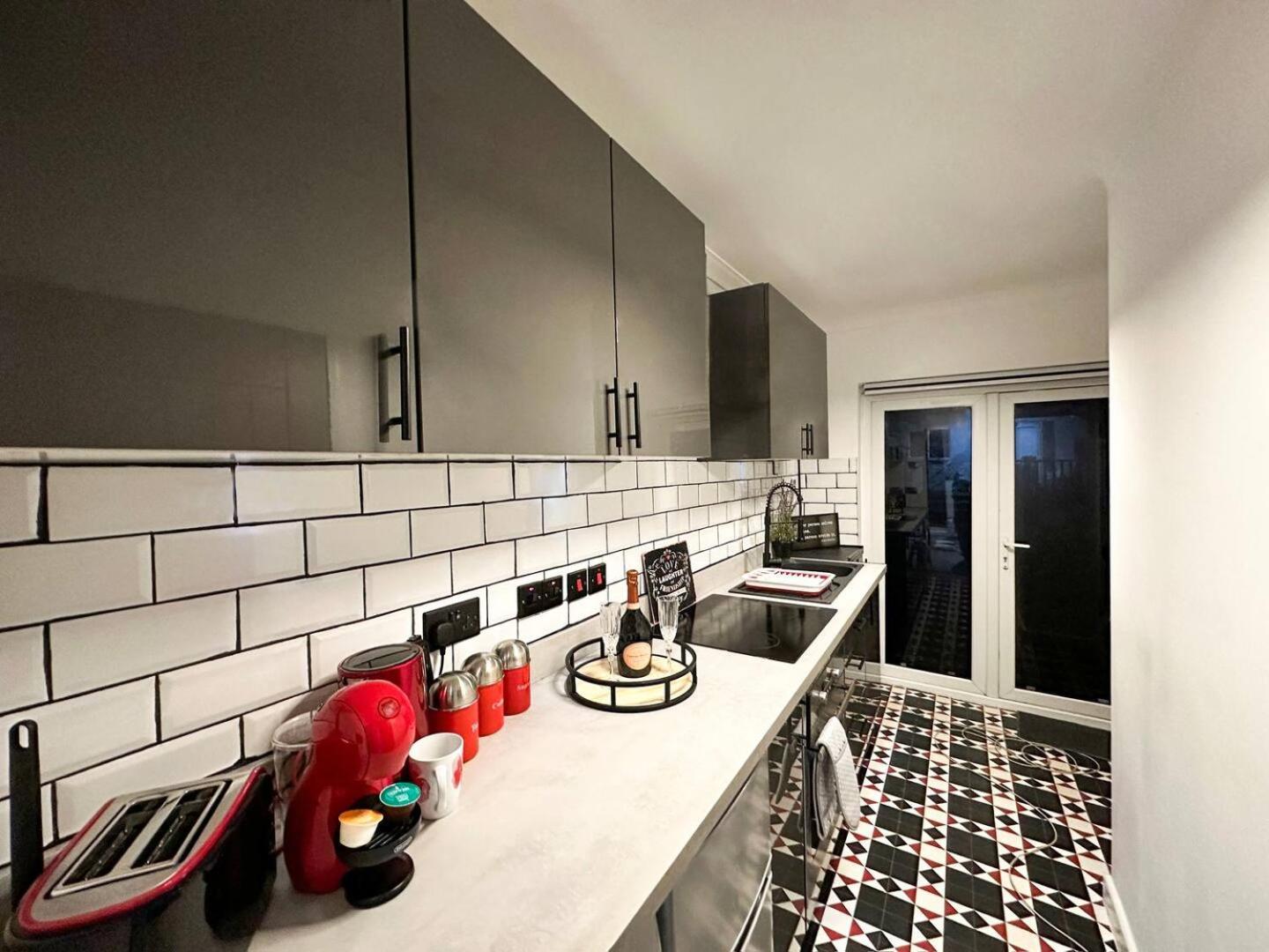 Boutique Backyard Bungalow - Brimsdown Енфийлд Екстериор снимка